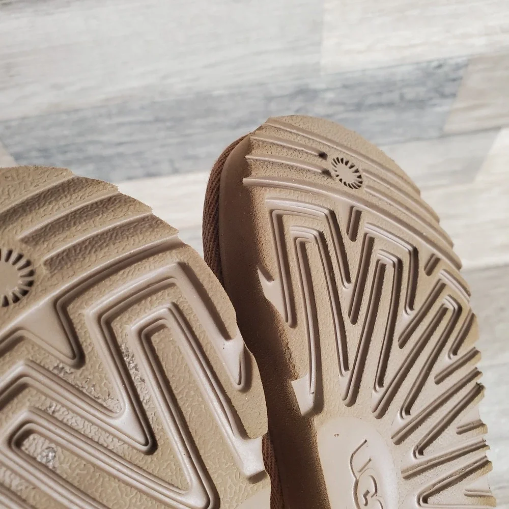 UGG excellent light